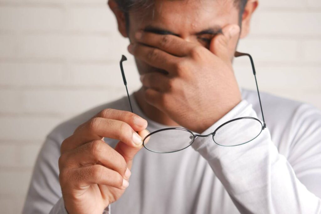 3C 族長時間使用電腦造成眼睛疲勞,葉黃素護眼保健需求示意圖