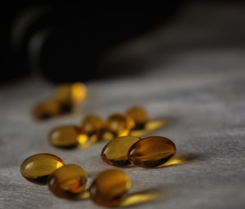 高濃度魚油軟膠囊特寫-展示 Omega-3 保健品劑型與光澤
