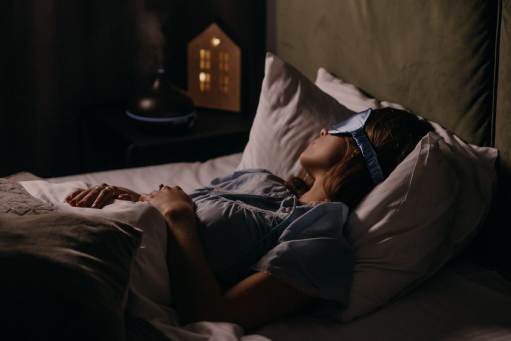 助眠保健品情境-女性配戴眼罩安穩入睡的寧靜夜晚