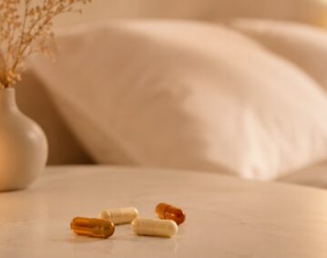 助眠保健食品代工-米白色床邊的舒眠膠囊與寧靜睡眠氛圍